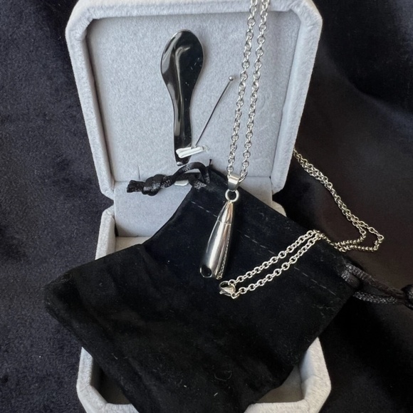 Teardrop Urn Necklace with Heart Cutout - for Cremation Ashes - Picture 4 of 4
